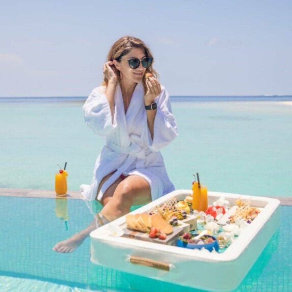 Pool dining in Veligandu Maldives