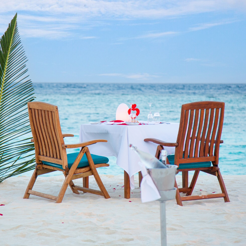 Beautiful beach diiners at Veligandu Maldives