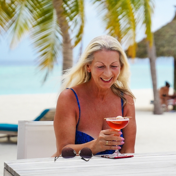 Guest enjoying cocktails at Veligandu Maldives